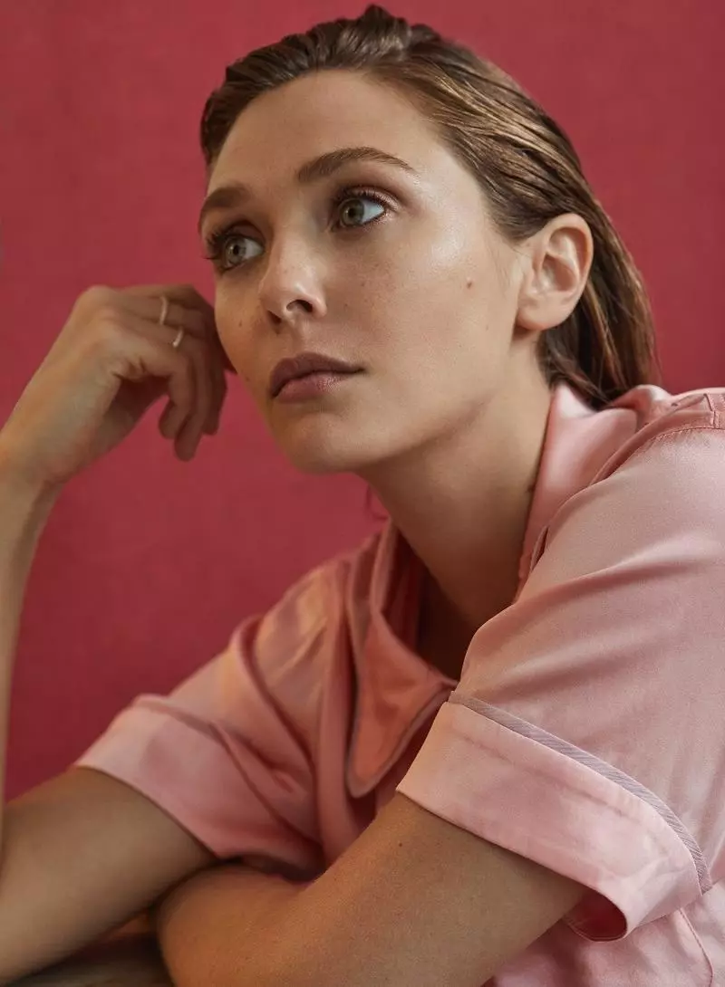 En gros plan, Elizabeth Olsen pose en haut de pyjama Araks et bagues Messika