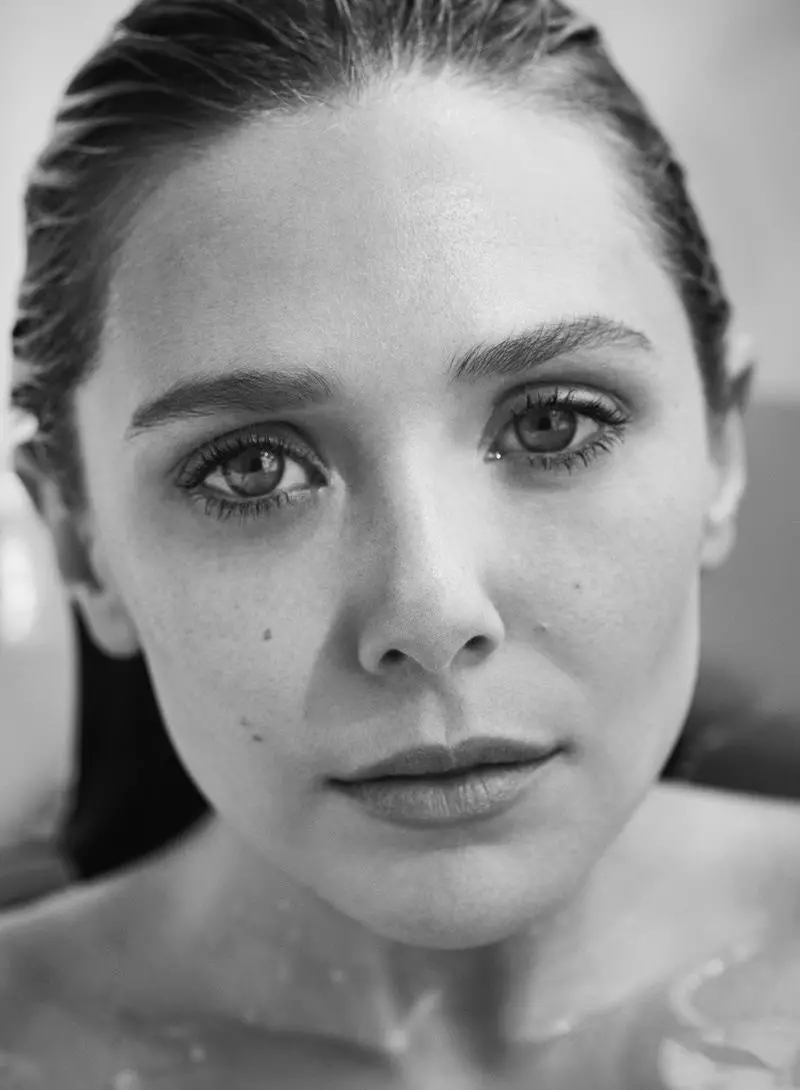 Photographiée en noir et blanc, Elizabeth Olsen arbore un maquillage naturel