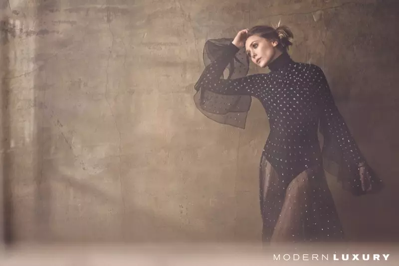 Amb una pose, Elizabeth Olsen modela un vestit de Dior amb un body de Wolford