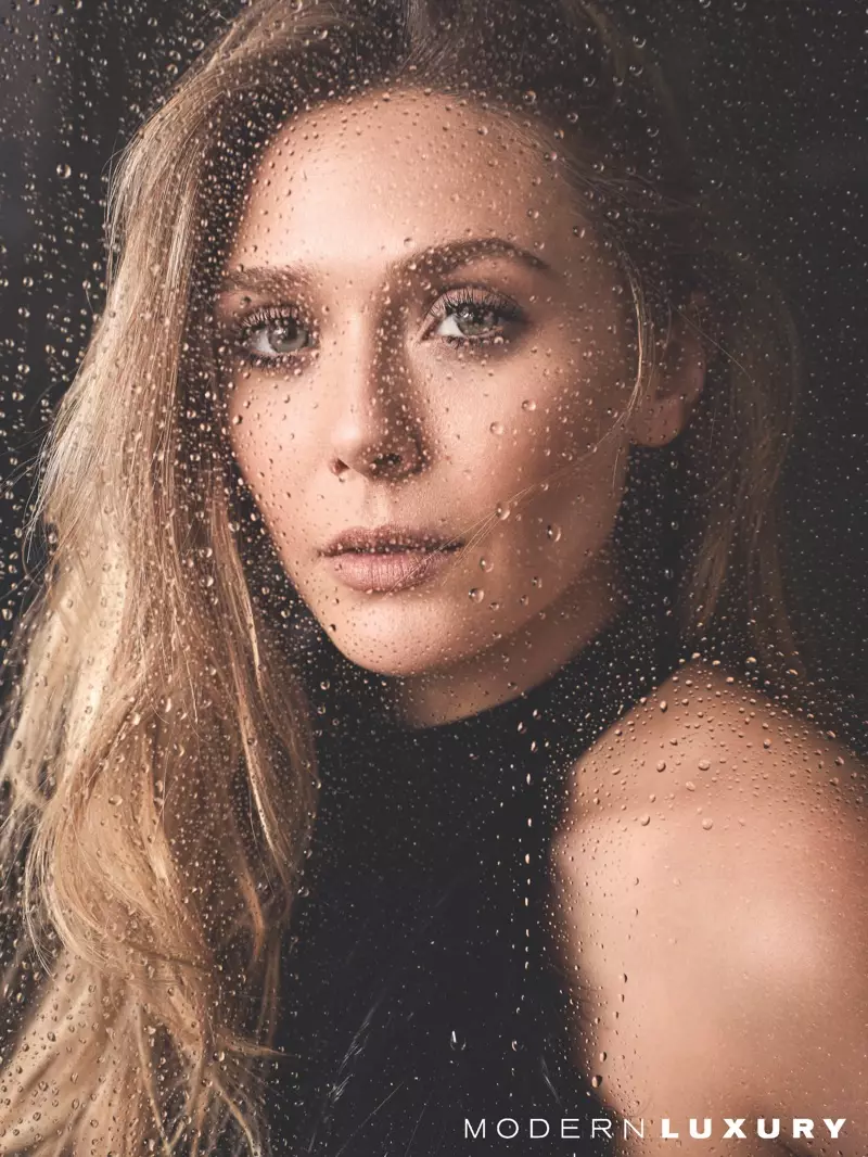 Actress Elizabeth Olsen hnav halterneck sab saum toj