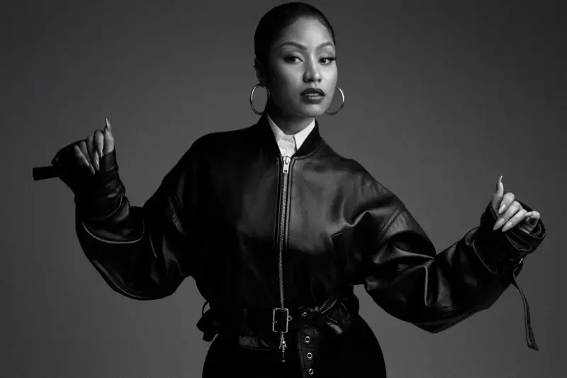 Nicki Minaj duro ni alawọ 3.1 Phillip Lim jaketi