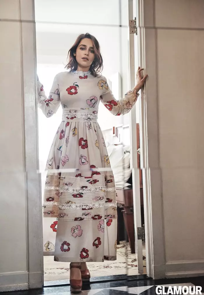 Emilia Clarke leva un vestido Rochas de manga longa con estampado floral e tacón de plataforma