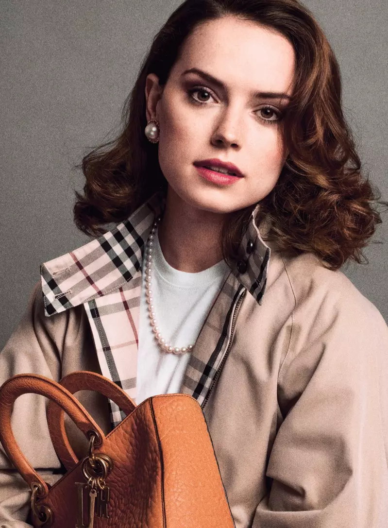 Spremna za svoj krupni plan, Daisy Ridley nosi Gosha Rubchinskiy x Burberry jaknu i Hanes x Karla majicu