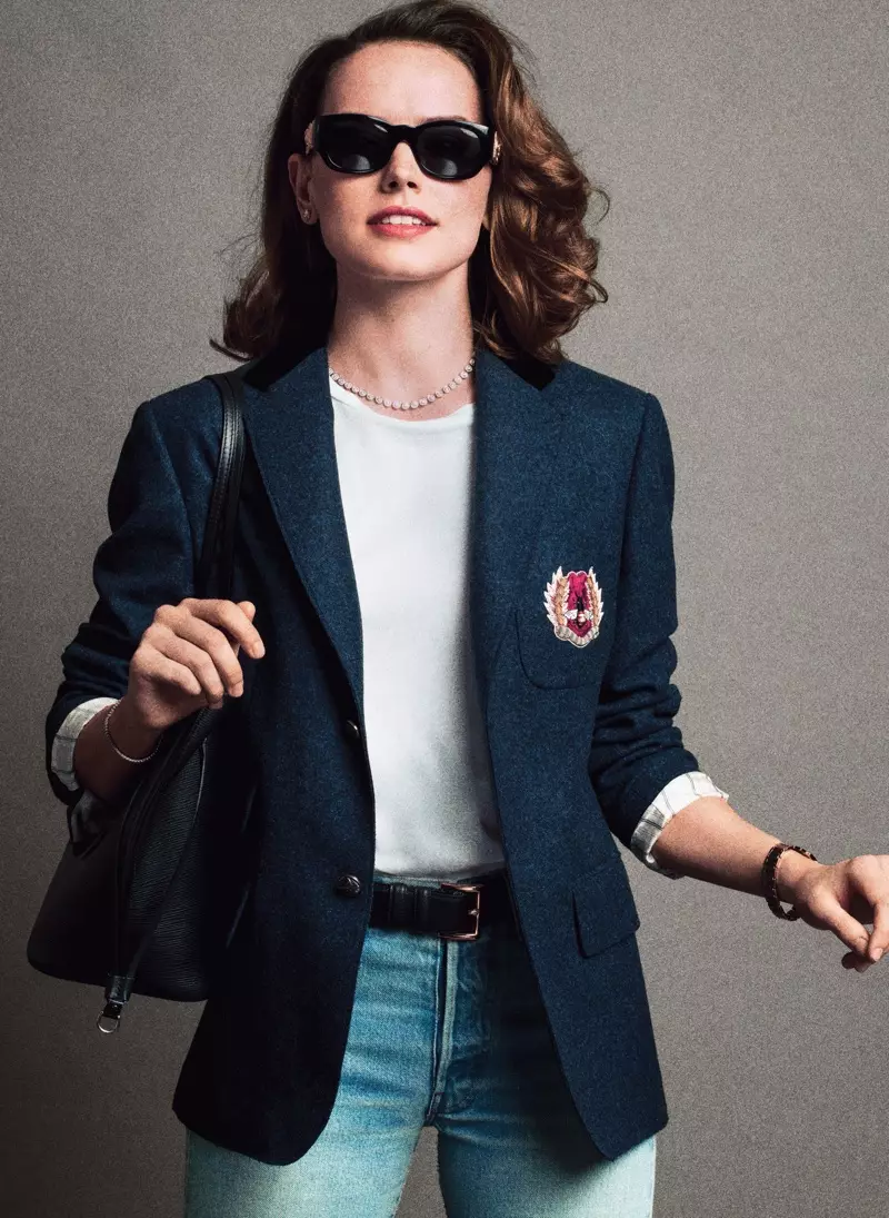 Lîstikvan Daisy Ridley çakêtê Gucci, t-shirt The Row û jeansên kevnar li xwe dike.