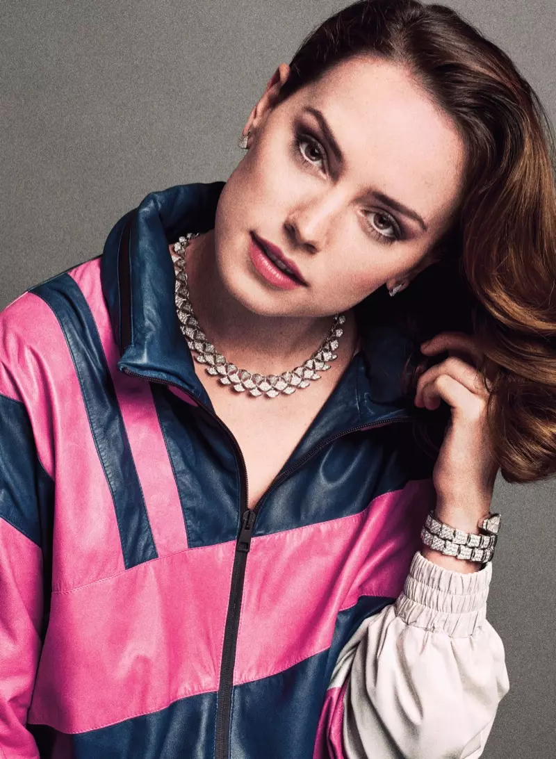 Daisy Ridley har på seg Fendi-jakke med Bulgari-øreringer, kjede og armbånd