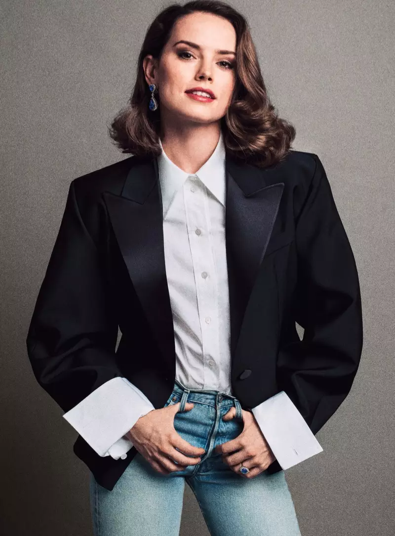 Si Daisy Ridley ay nag-pose sa Louis Vuitton shirt at jacket