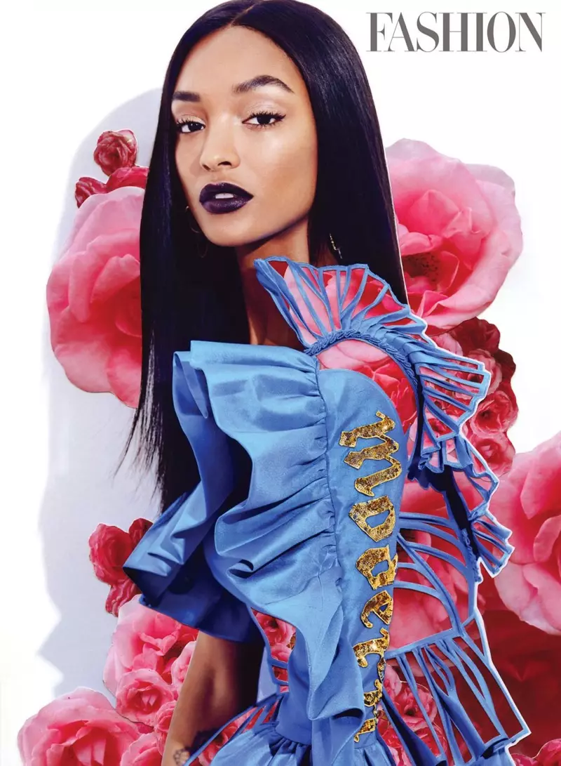 Jourdan Dunn poserer i volangert Gucci-kjole og Eddie Borgo-øreringer