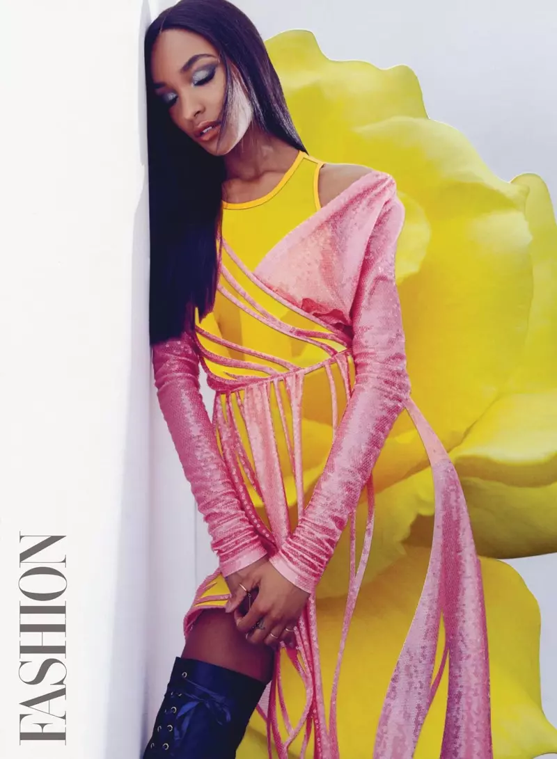 តារាម៉ូដែល Jourdan Dunn បញ្ចេញជើងខ្លះក្នុងរ៉ូប និងឈុតរាងកាយ Emilio Pucci ជាមួយស្បែកជើងកវែង Gianvito Rossi