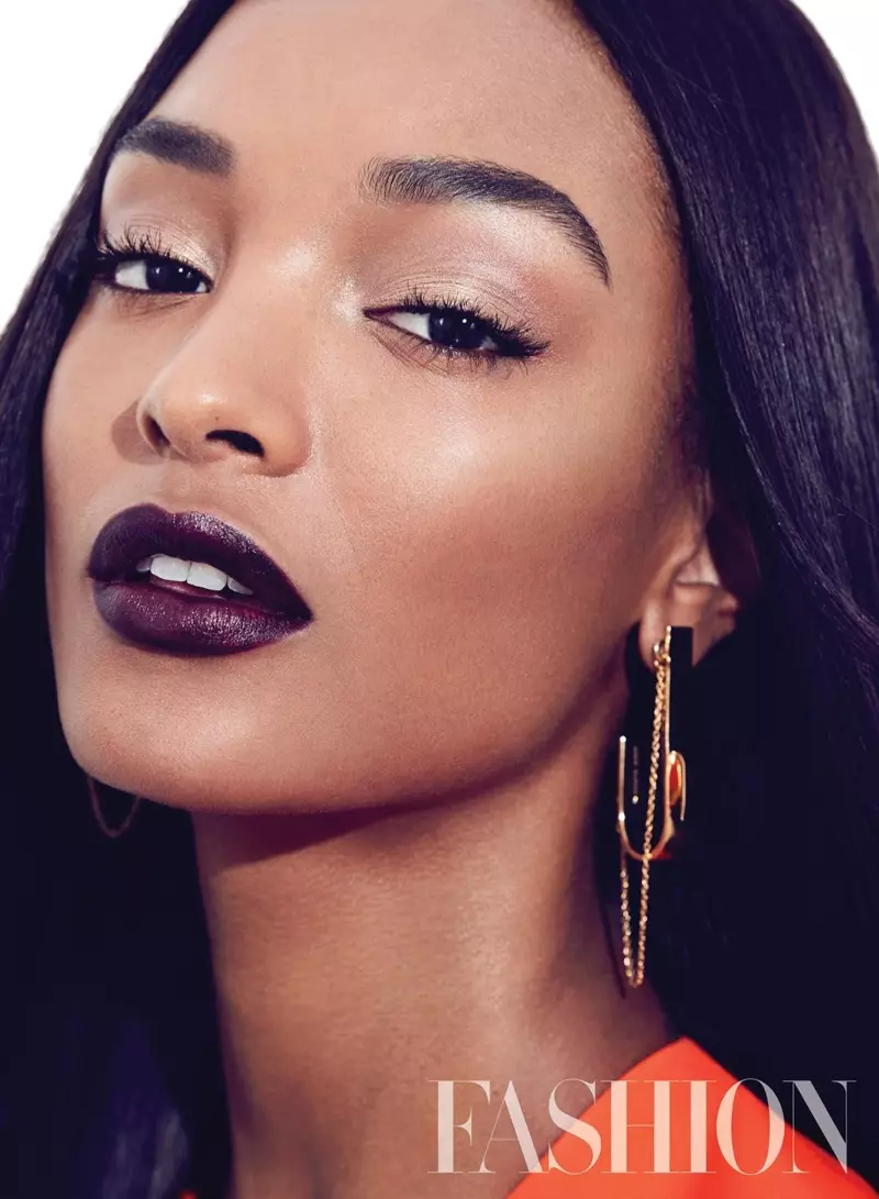 Jourdan Dunn har närbild på sig och bär en mörk plommonläppstiftsnyans