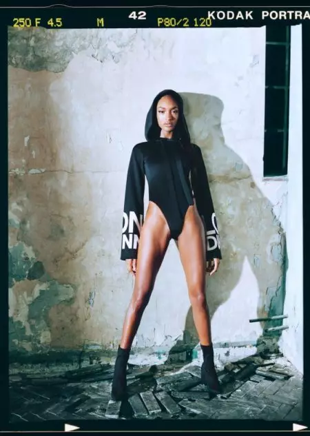 Jourdan Dunn käyttää Londunn x Missguided musta leveähihainen valkoinen logo-bodysuit 54 dollaria