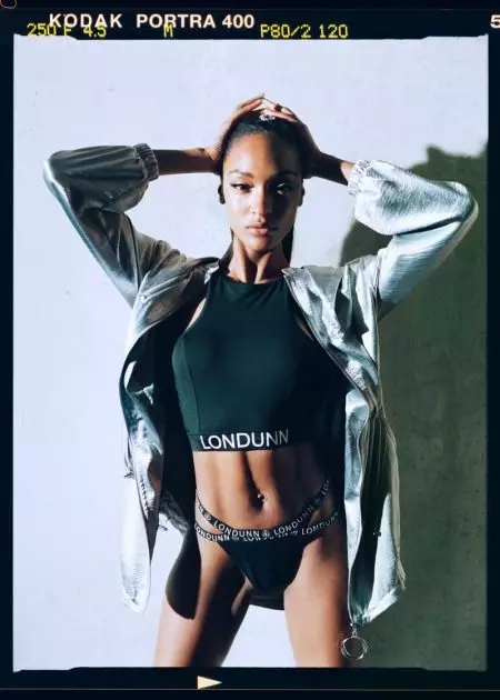 Jourdan Dunn yana haɗin gwiwa tare da Missguided akan layin tufafin motsa jiki. Londunn x Batar Azurfa Hammered Satin Duster Jacket $108, Akwai a Missguided.com.