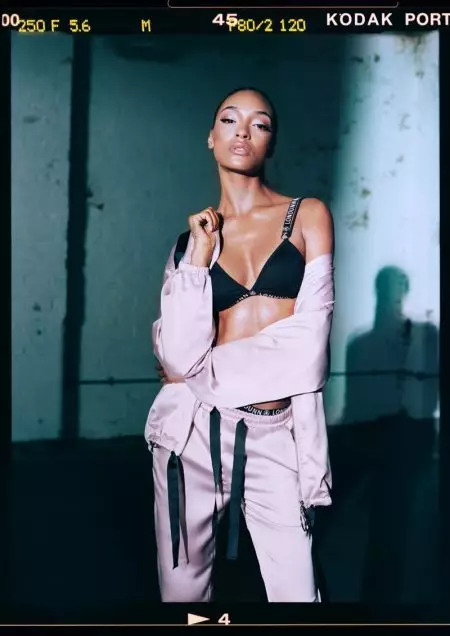 Jourdan Dunn ag seasamh i gcomhoibriú Londunn x Missguided