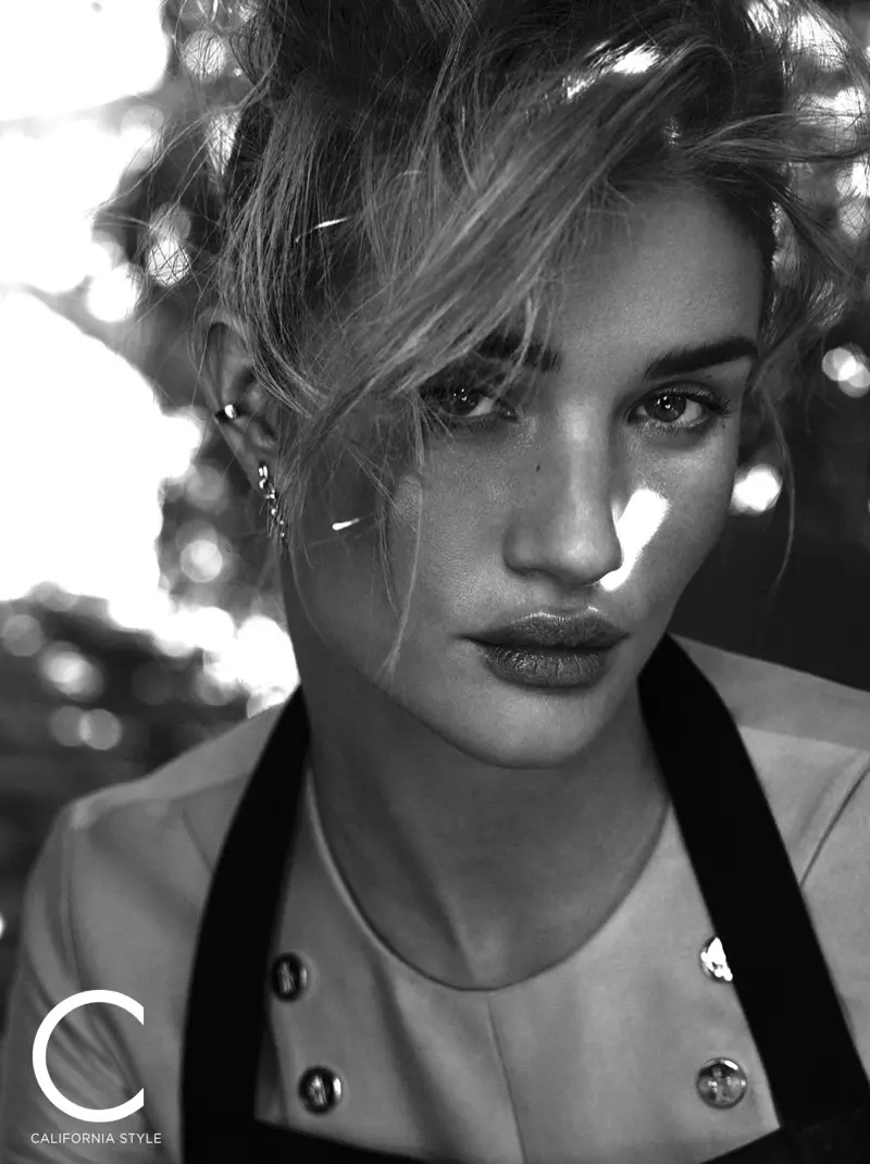 Kréien hir Closeup, Rosie Huntington-Whiteley poséiert am Moncler Gamme Rouge Top