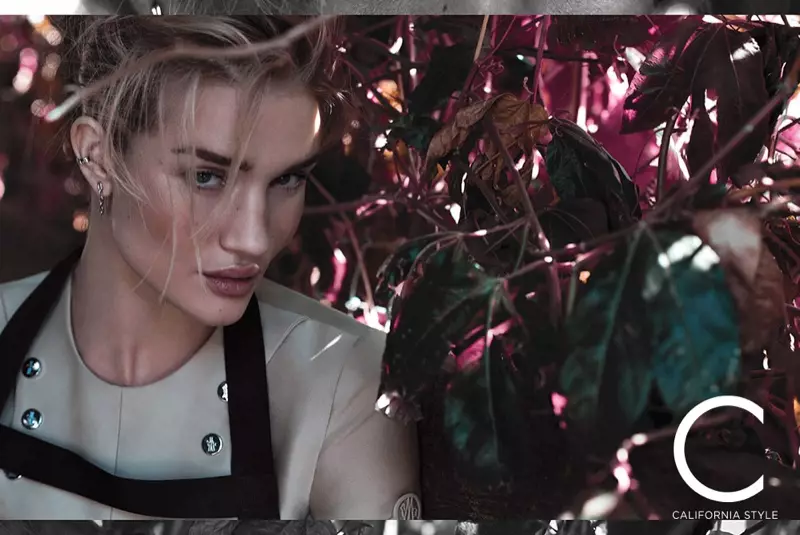 Rosie Huntington-Whiteley මෙම කැපී පෙනෙන වෙඩි තැබීම සඳහා එළිමහනේ පෙනී සිටියි