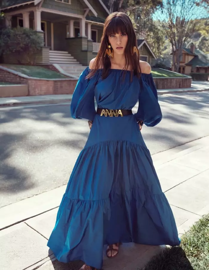 ماڈل بلوگرل کے موسم بہار 2016 کے مجموعہ سے کندھے سے باہر نیلے رنگ کا میکسی لباس پہنتی ہے۔