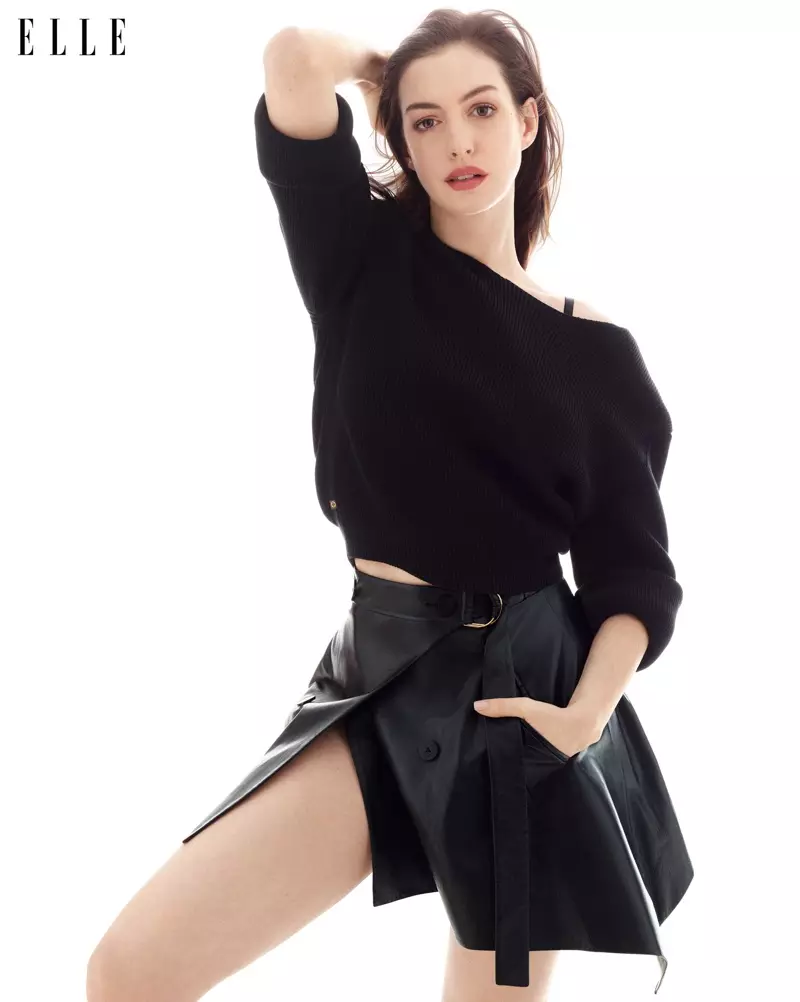 Aktris Anne Hathaway berpose dengan sweater dan rok Louis Vuitton