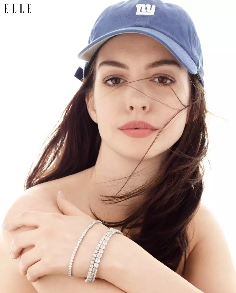 Anne Hathaway trägt Armbänder von Bulgari, ein Armband von Chopard und eine 47er-Baseballkappe