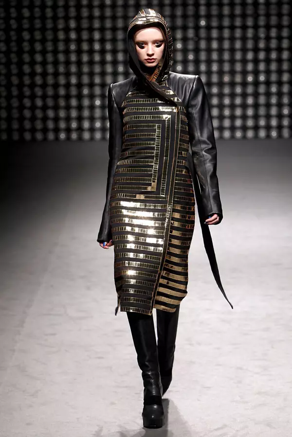 Gareth Pugh Fall 2011 | Izu Ejiji Paris