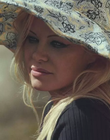 Pamela Anderson ดื่มด่ำกับแสงแดดให้กับ PORTER