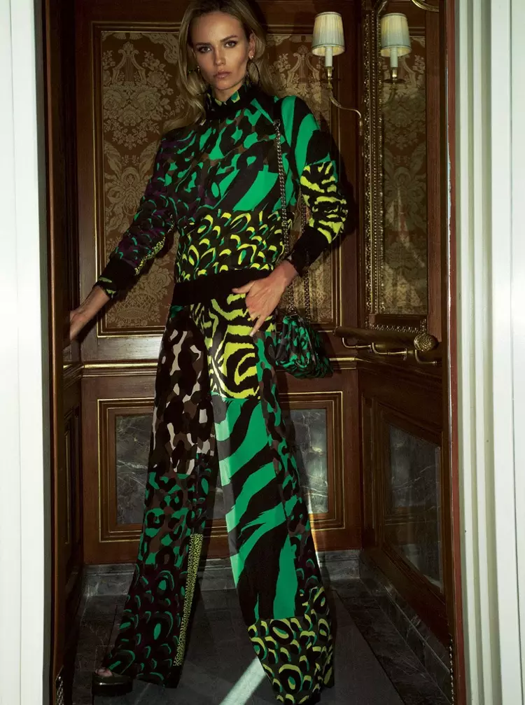 Позирайки близо до врата, Наташа Поли моделира памучен пуловер с животински щампи и подходящи панталони, проектирани от Versace