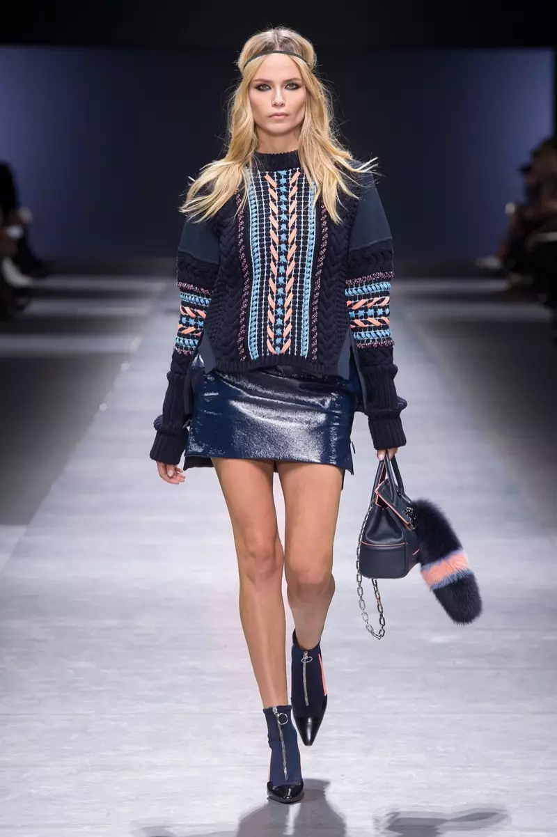 Natasha Poly percorre a pasarela do desfile de Versace outono-inverno 2016 durante a Semana da Moda de Milán