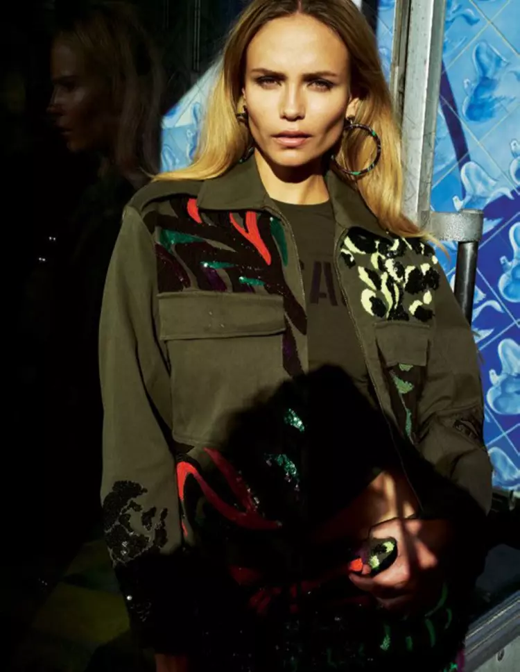 Natasha Poly-k Versace-ren inspirazio militarreko jaka bat modelatzen du