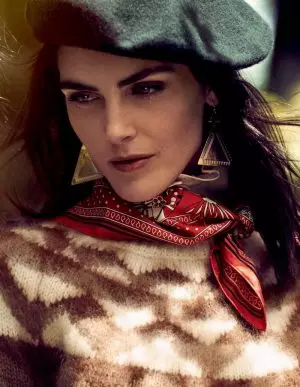 Hilary Rhoda bemegy az erdőbe az ELLE Italia csapatában