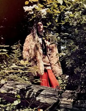 Hilary Rhoda Goes into the Woods för ELLE Italia