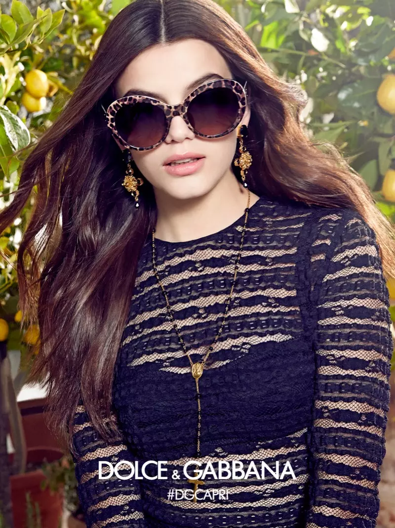 Sonia Ben Ammar schittert in de lente-zomer 2017-campagne van Dolce & Gabbana Eyewear