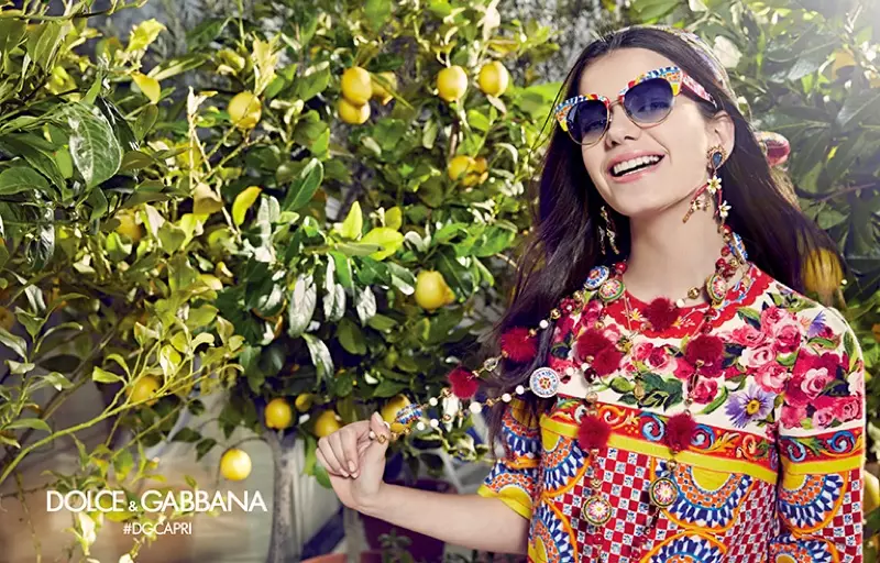 Соня Бен Амар се усмихва в кампанията на Dolce & Gabbana Eyewear за пролетта на 2017 г.