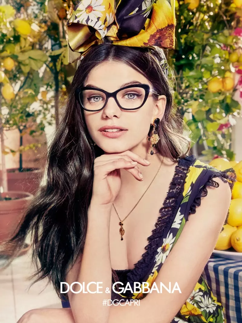 Sonia Ben Ammar porte des montures yeux de chat dans la campagne printemps 2017 de Dolce & Gabbana Eyewear