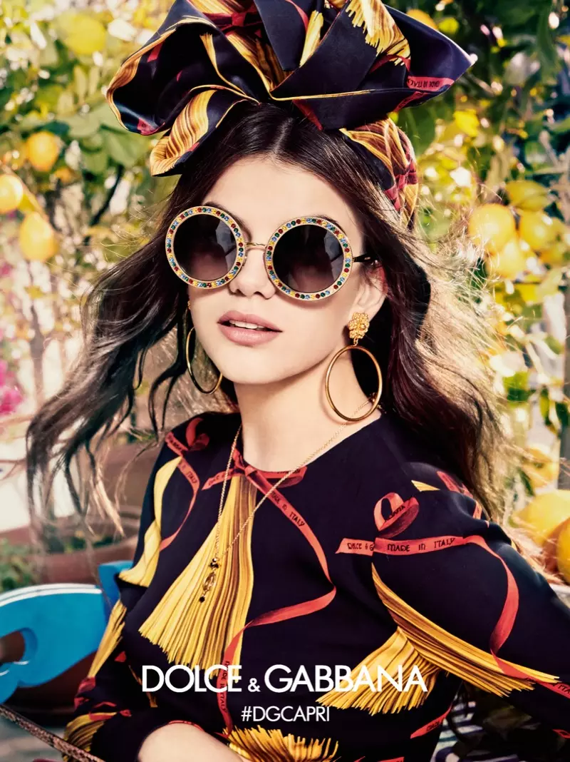 Dolce & Gabbana Eyewear kompaniyasining 2017 yil bahor-yoz kampaniyasida dumaloq hoshiyali quyosh ko'zoynaklari paydo bo'ldi.