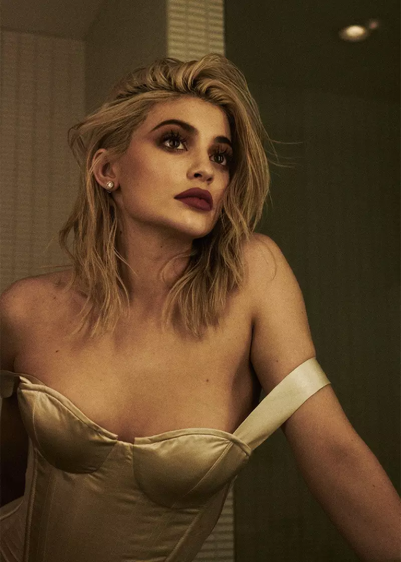 Kylie Jenner situr fyrir í korsettoppi