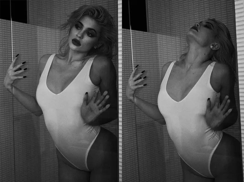 Kylie Jenner poserer i dusjen og har på seg en hvit bodysuit