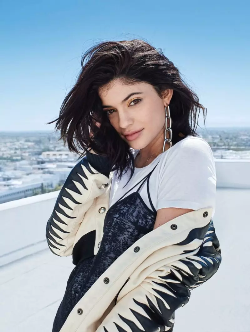 Kylie Jenner yambaye ikoti rya Fausto Puglisi, Anthony Vaccarello hejuru, imyenda ya Yang Li na Alexander Wang impeta