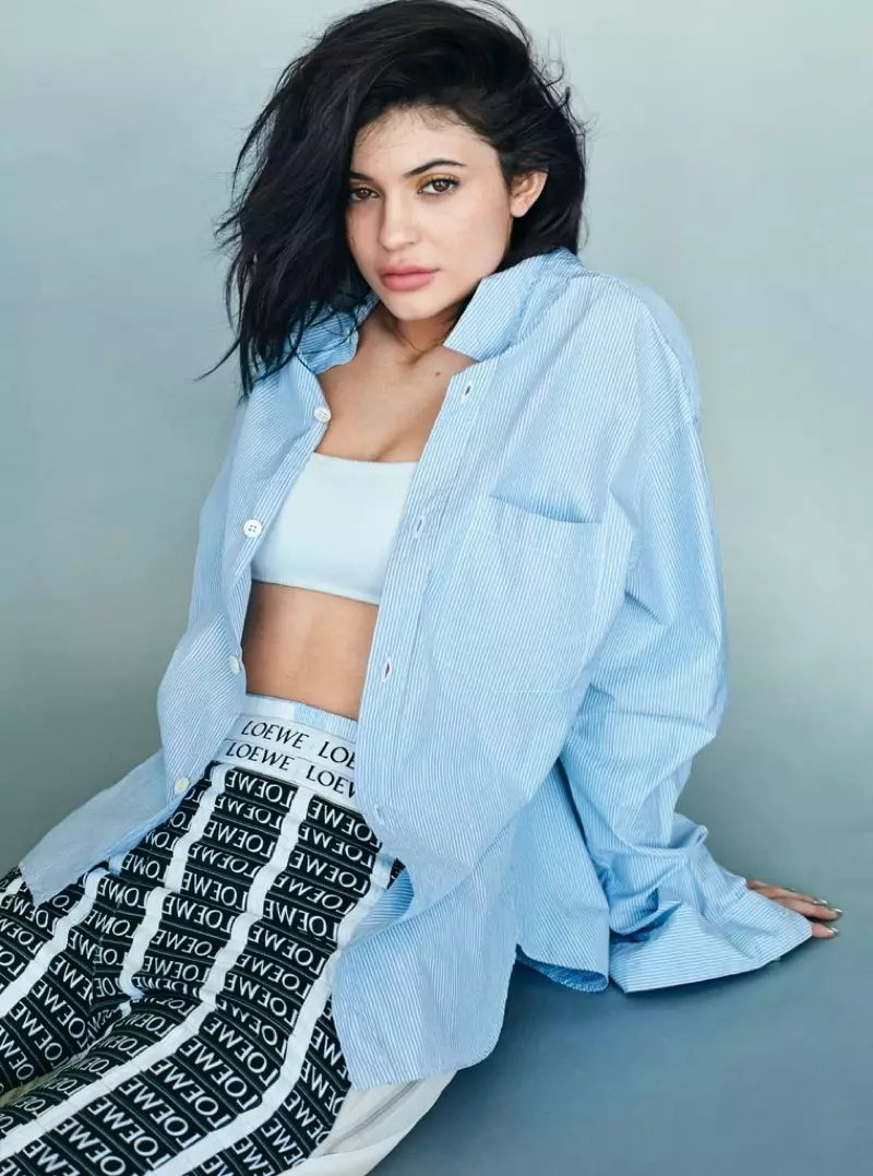 Kylie Jenner se détend dans une chemise Margaret Howell, un soutien-gorge bandeau Marieyat et un pantalon Loewe à logo