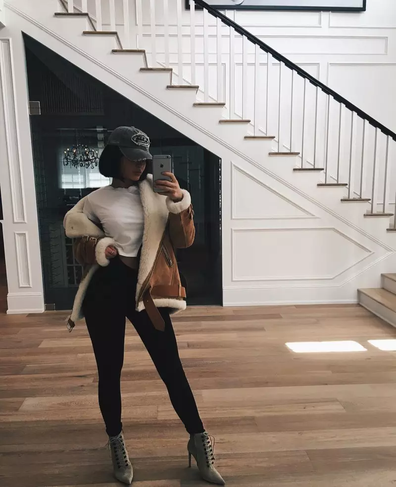 Kylie Jenner berbagi pakaian bergaya termasuk jaket bomber shearling, tee putih, dan legging. Foto: Instagram