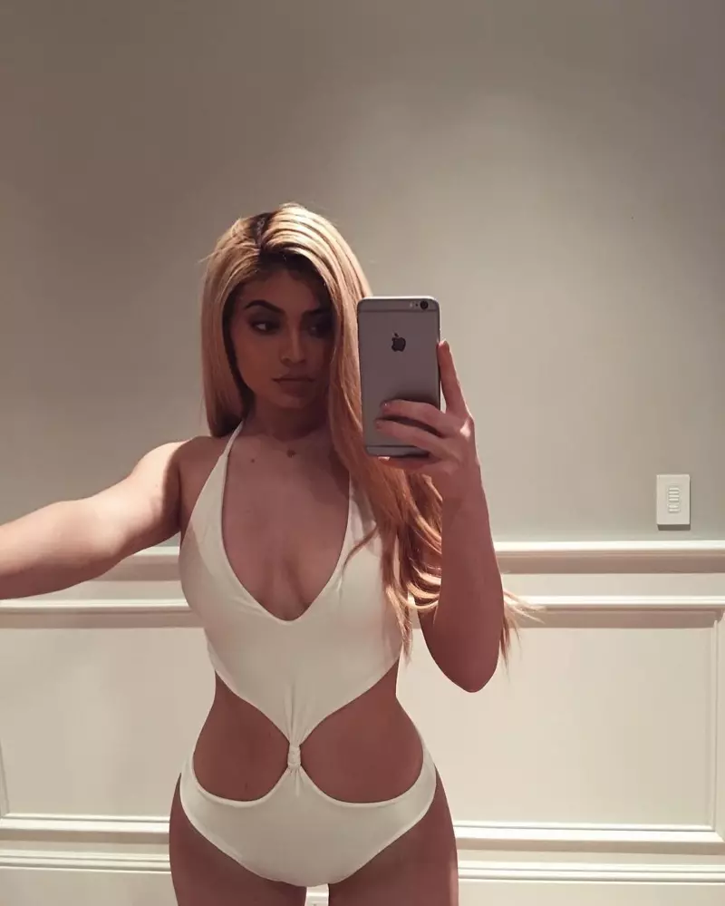 Kylie Jenner mengambil foto dirinya mengenakan bikini putih Porto Brazil. Foto: Instagram
