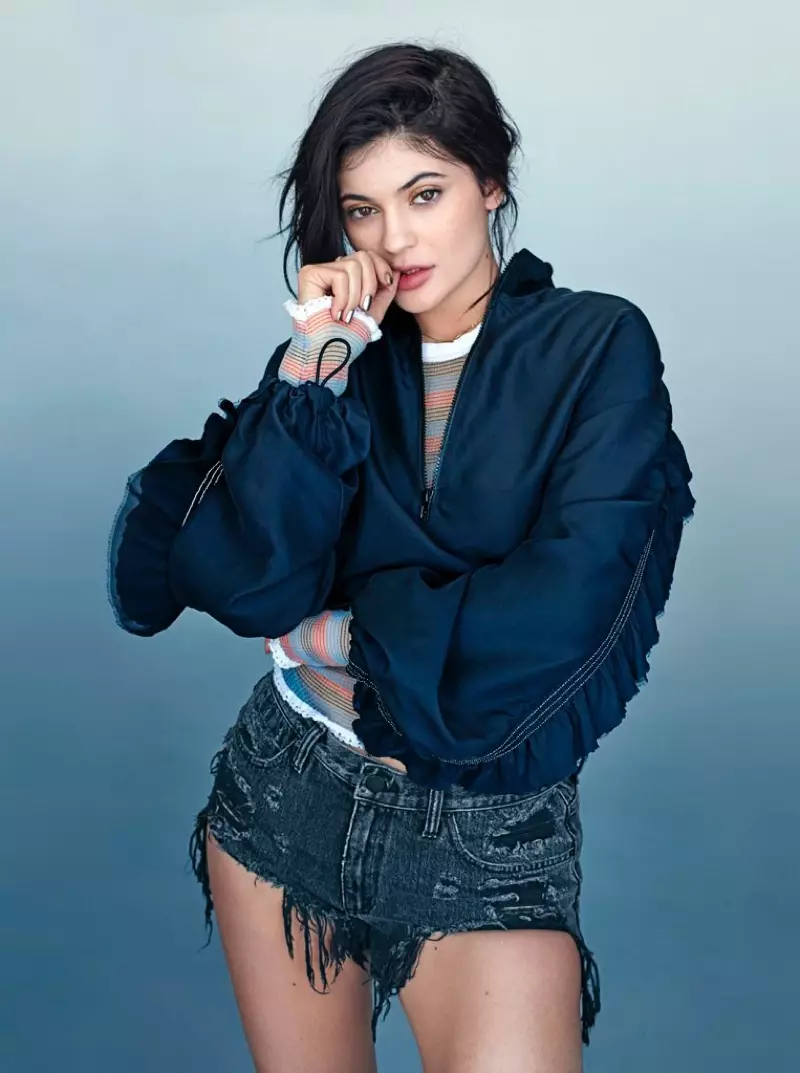 Gekleed an gerappten Denim an Top vum Alexander Wang, Kylie Jenner poséiert an enger 3.1 Phillip Lim Jacket