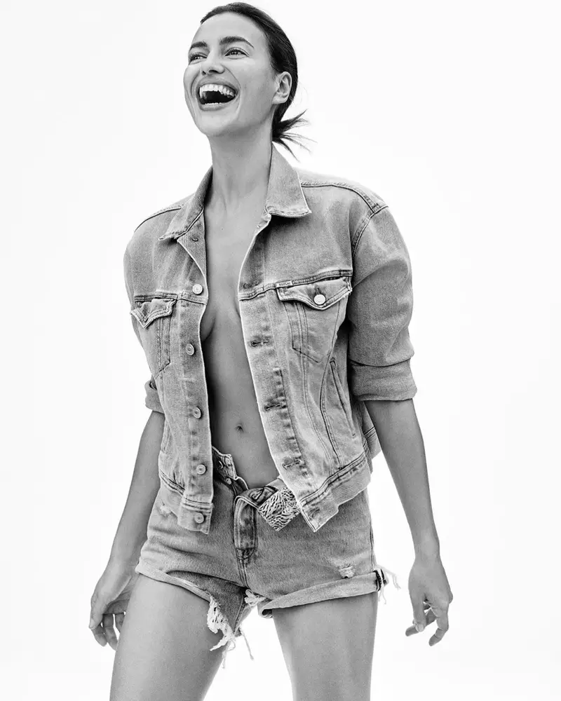 Посміхаючись, Ірина Шейк веде кампанію Replay Jeans Rose Label.