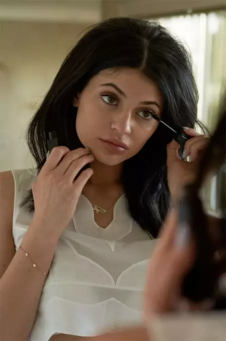 Kylie Jenner ស្លៀកពាក់ចុះទៅមើលទស្សនាវដ្ដី Wonderland