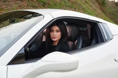 Kylie Jenner ji bo Kovara Wonderlandê li xwe dike û digere