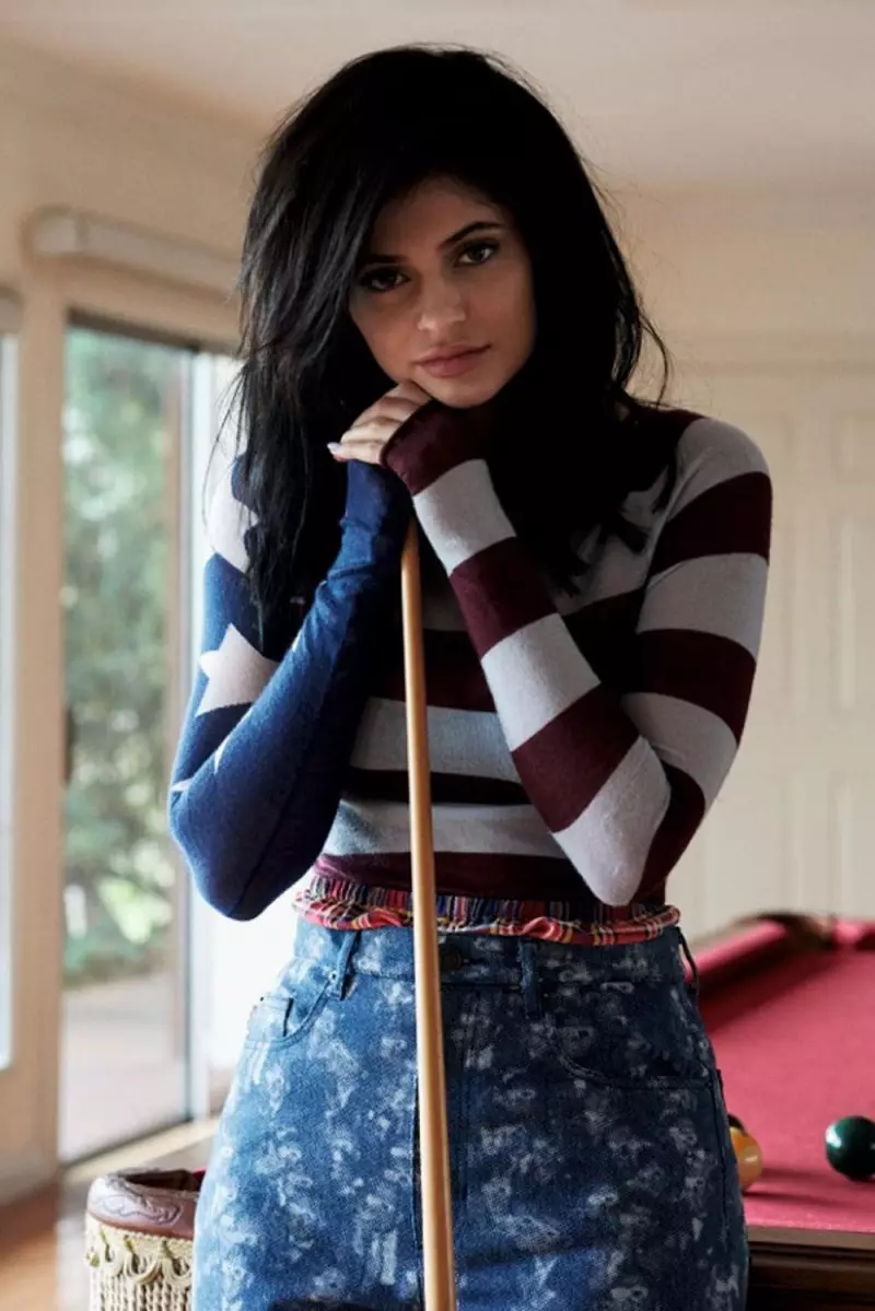 Kylie Jenner wurdt patriottysk yn in trui en broek fan Marc Jacobs mei stjerren en strepen