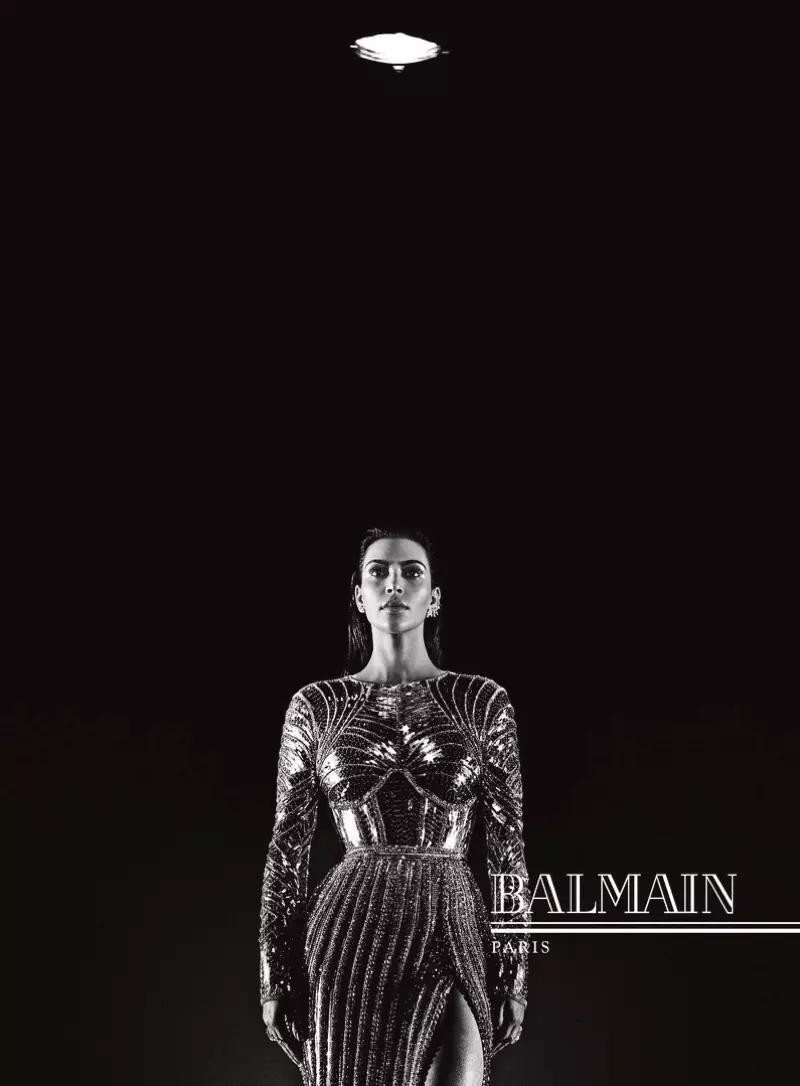 Kim Kardashian Balmain ගේ වැටීම 2016 උද්ඝෝෂනයේ දී ශරීරය සවිඥානක ඇඳුමක් අඳියි