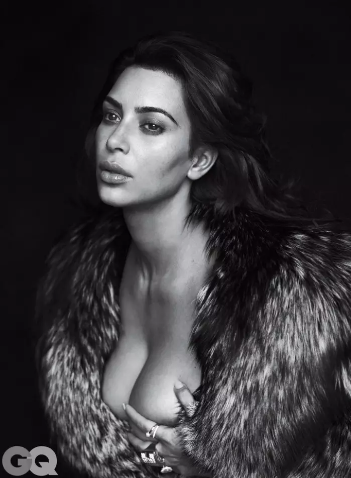 Gikuhaan og hulagway nga itom ug puti, si Kim Kardashian nagsul-ob og Pologeorgis fur coat