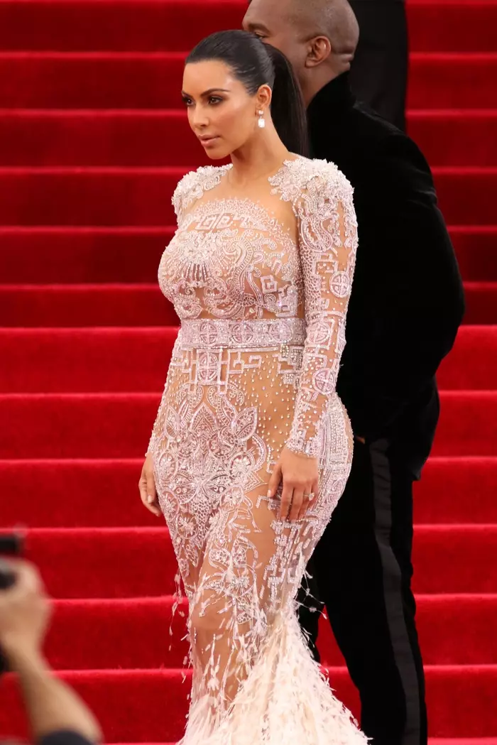 Ni 2015 Met Gala, Kim Kardashian lọ lasan ni ẹwu kristali ti a ṣe ọṣọ Givenchy Haute Couture. Fọto: JStone / Shutterstock.com