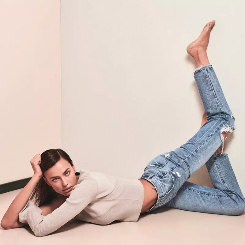 Супермодель Ирина Шейк 2021 елның көз-кыш кампаниясе өчен DL1961 пешкән джинсыда.