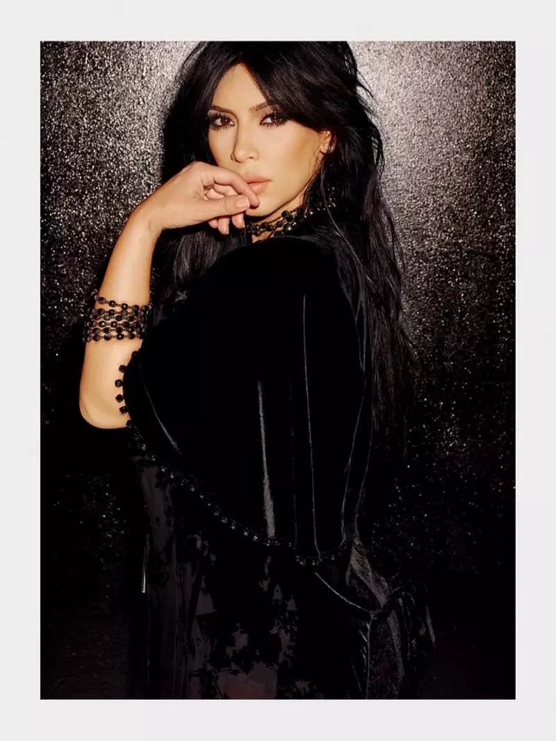 Si Kim Kardashian ay mukhang rock and roll glam sa isang caped look