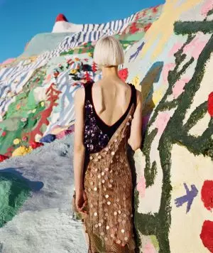 Papper tar en modepilgrimsfärd till Salvation Mountain