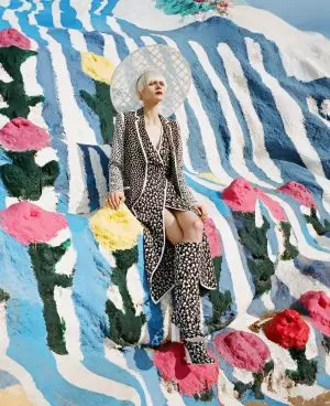 Papel ay nagsasagawa ng Fashion Pilgrimage sa Salvation Mountain